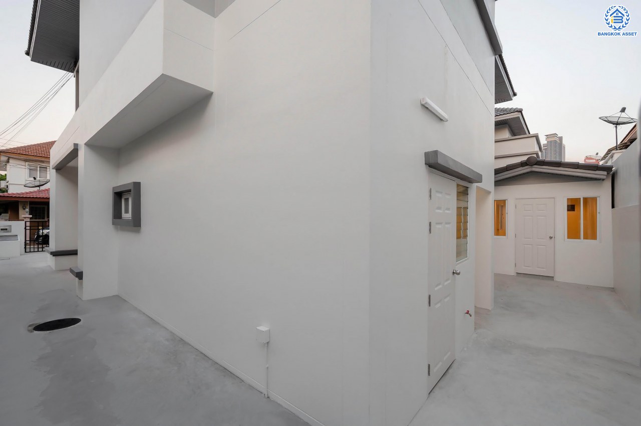 บ้านมือสองตกแต่งใหม่ โครงการ นนท์ณิชา พระนั่งเกล้า เนื้อที่กว้าง 67.5 ตร.ว. ฟังก์ชัน 3 ห้องนอน 3 ห้องน้ำ 1 ห้องอเนกประสงค์ 2 จอดรถ บนทำเลศักยภาพ ติดถนนรัตนาธิเบศร์ เชื่อมต่อถนนชัยพฤกษ์ ใกล้รถไฟฟ้าสายสีม่วง "สถานีไทรม้า" และจุดขึ้นทางด่วน "งามวงศ์วาน"